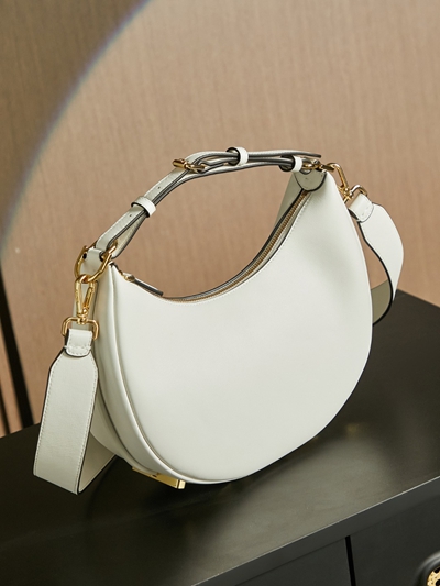 フェンディバッグ着用イメージ